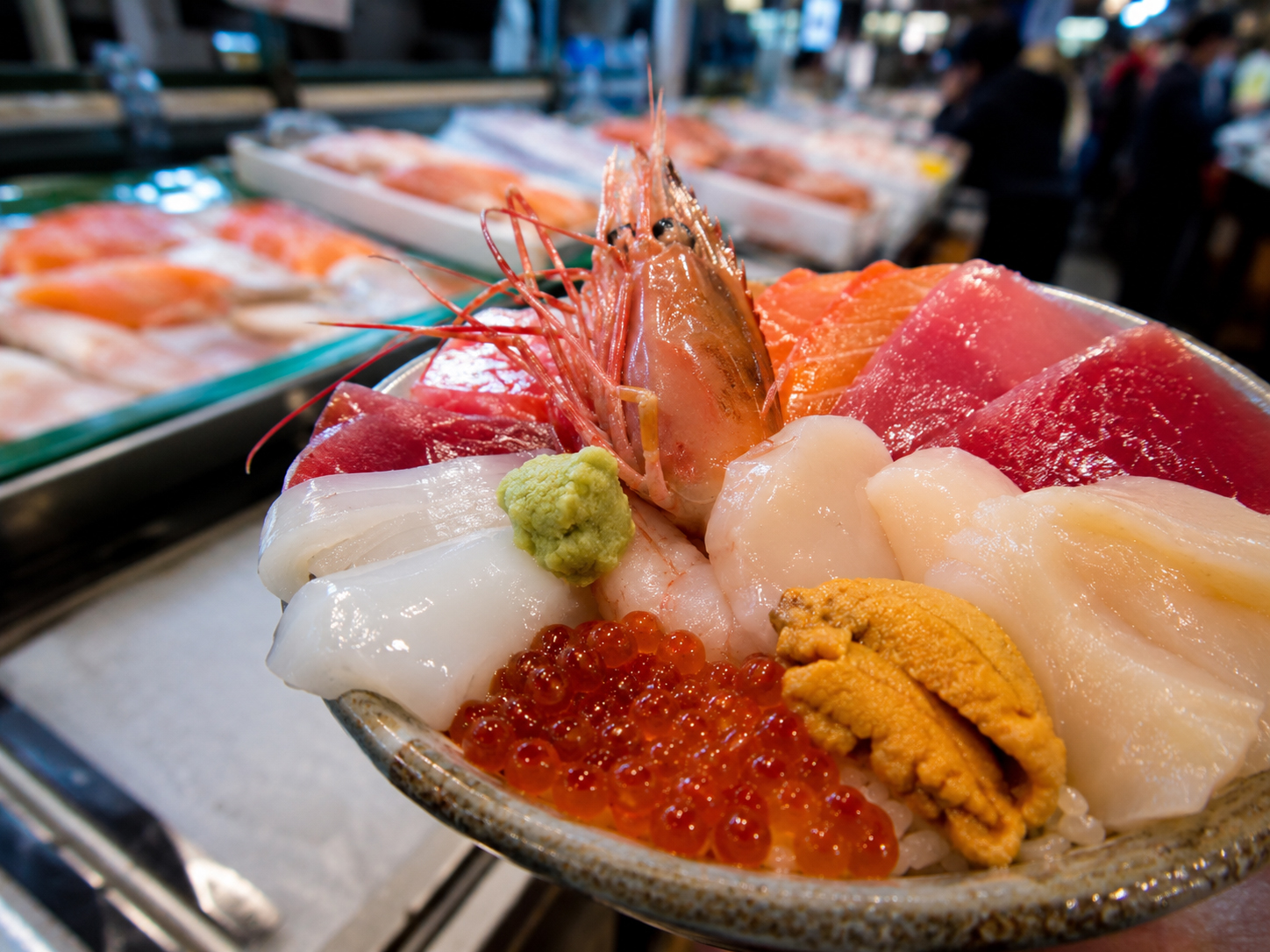 古川市場で好きな魚介をのせて作る青森ののっけ丼。