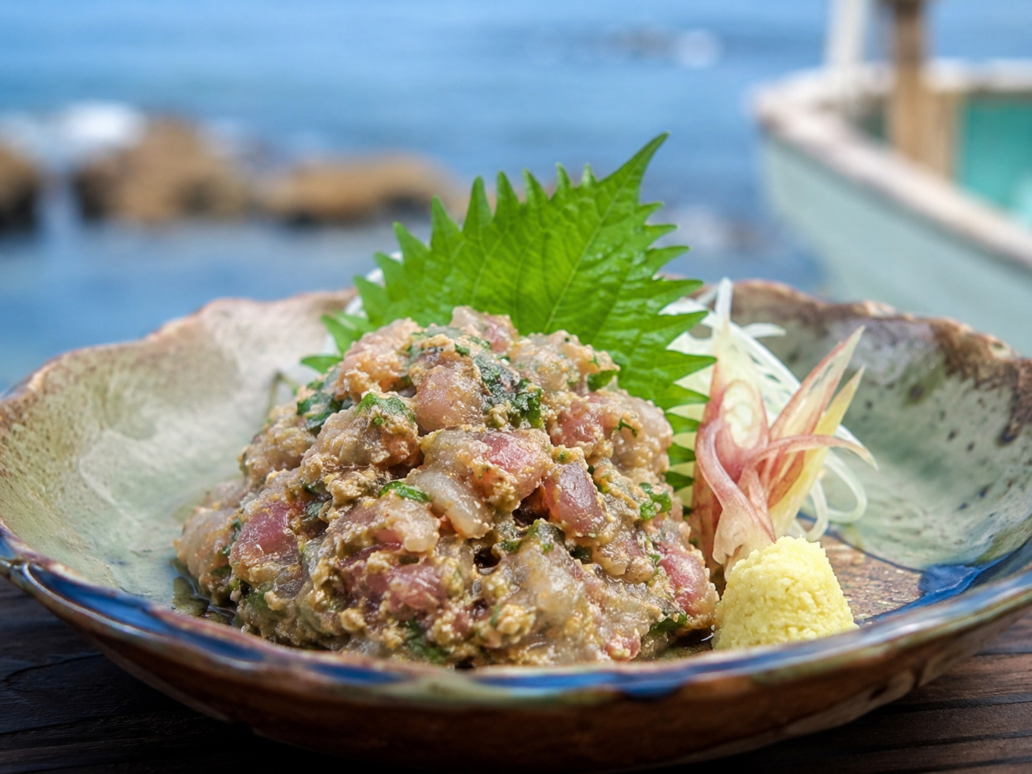 アジを味噌と薬味でたたいた房総のなめろう。