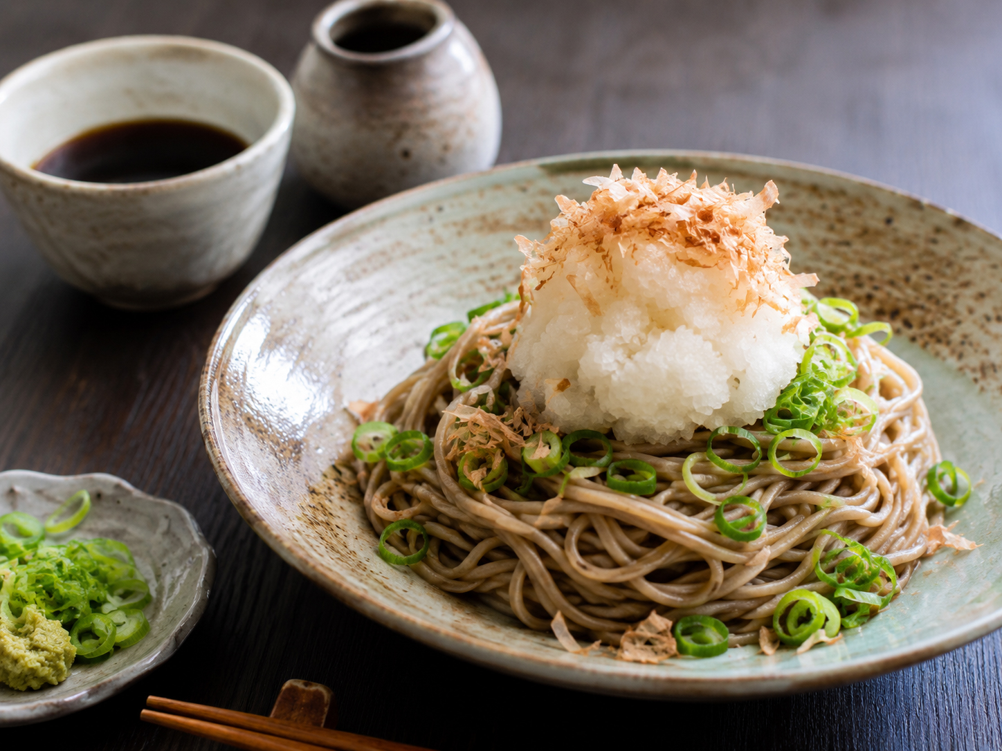 越前おろしそば。辛味大根、かつお節、ねぎをのせた福井のそば。