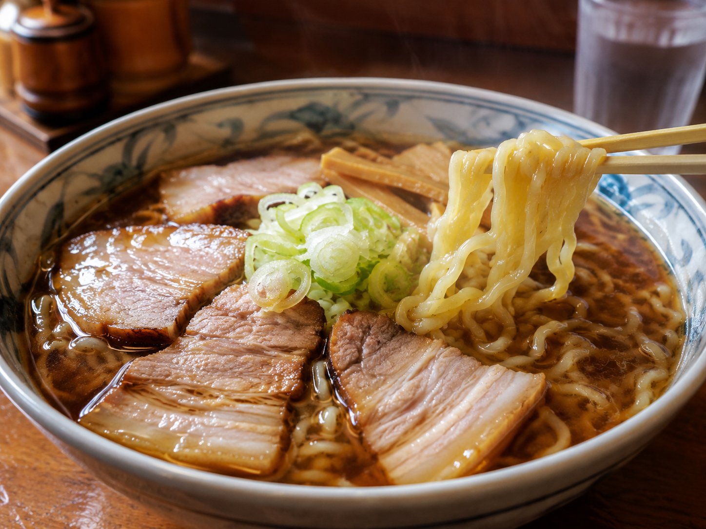 喜多方ラーメン。縮れ麺、醤油スープ、チャーシューの一杯。