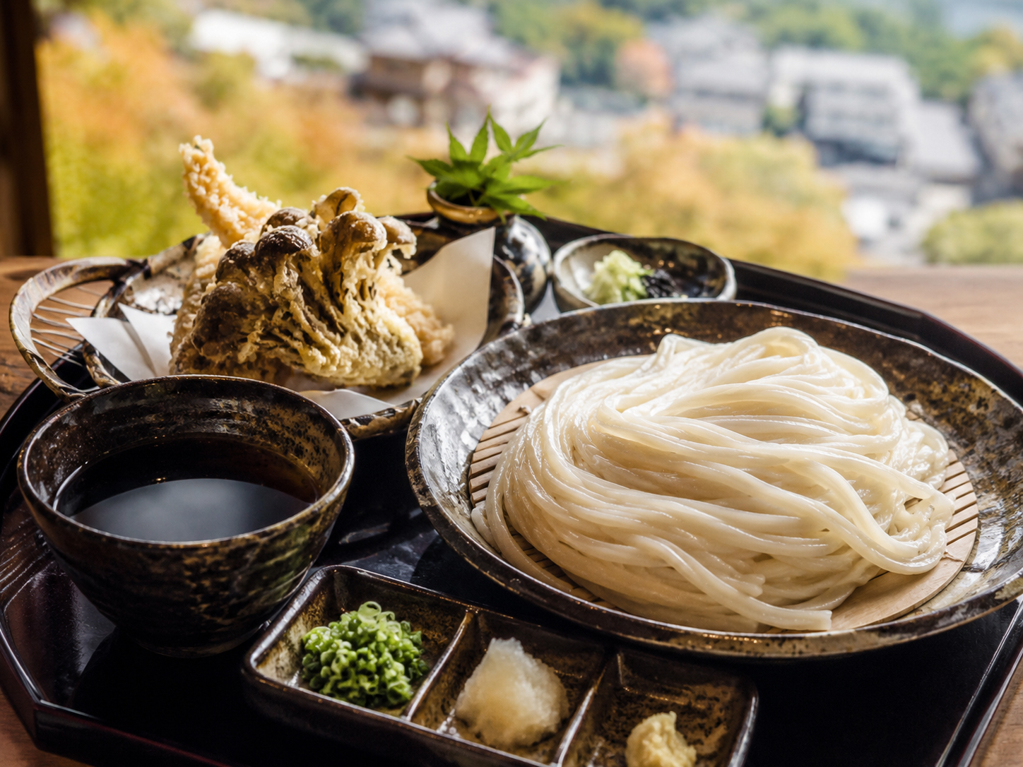 水沢うどんと舞茸天ぷら。伊香保近くの群馬名物。