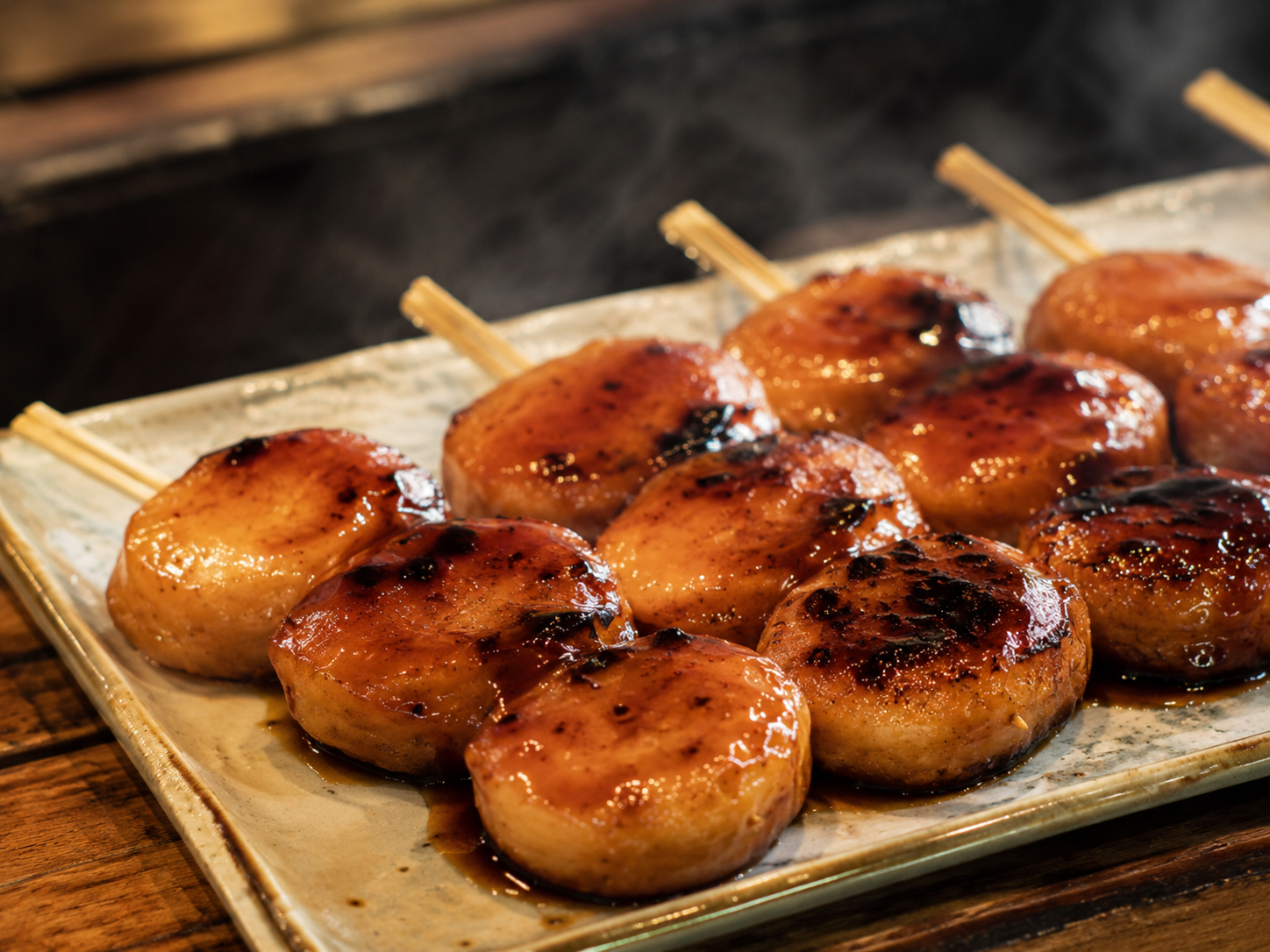 群馬名物焼きまんじゅう。甘味噌だれを塗って焼いた郷土菓子。