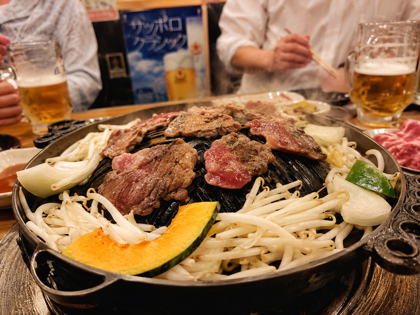 北海道のジンギスカン。羊肉と野菜を焼く札幌の名物料理。