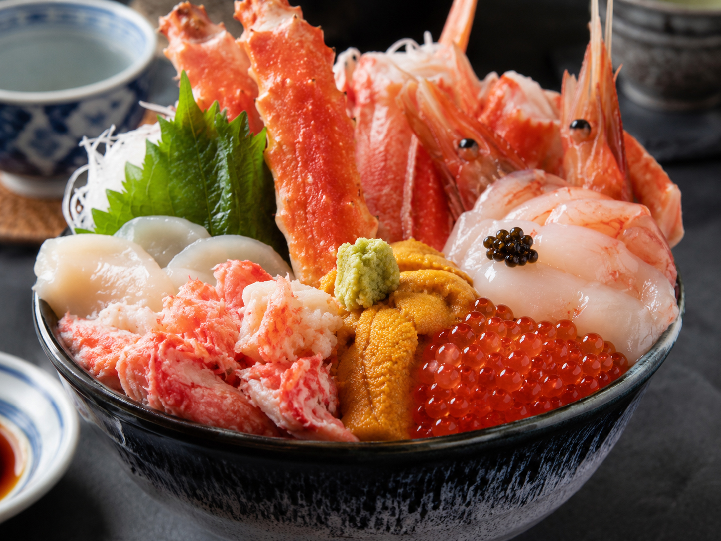 北海道の海鮮丼。蟹、うに、いくら、帆立がのる北の海のごちそう。