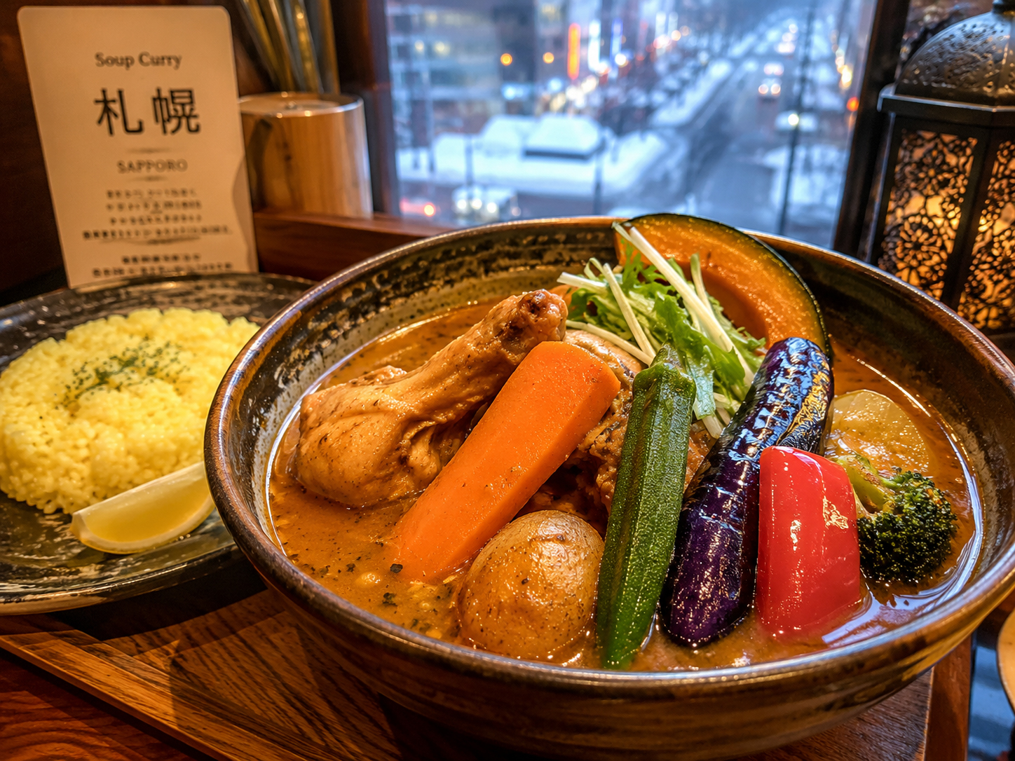 札幌スープカレー。野菜とチキンが入った香り高いカレー。