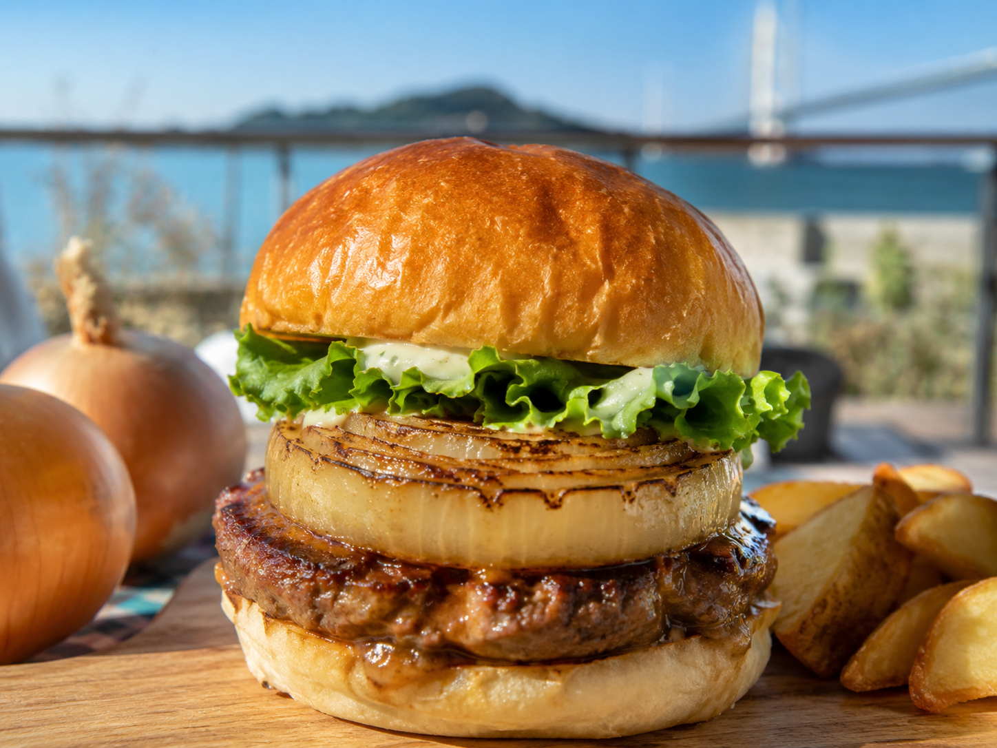 淡路島玉ねぎのバーガー。甘い玉ねぎを主役にした島の名物。