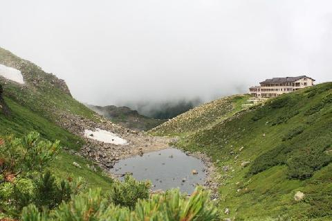 山の湖と山小屋