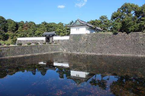 城壁と堀の静かな反射