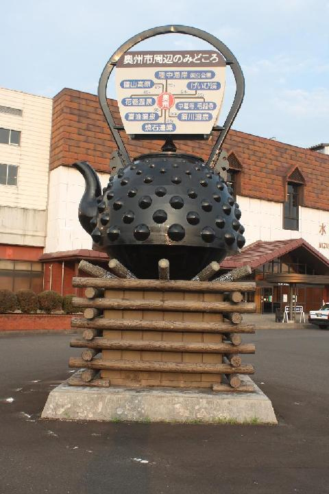 駅前の巨大鉄瓶モニュメント