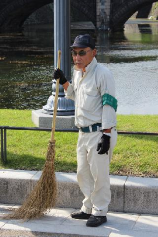 箒を持つ作業員