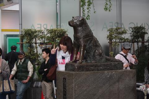 ハチ公前の待ち合わせ風景