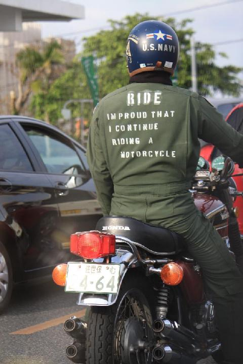 地方の道をゆくバイク