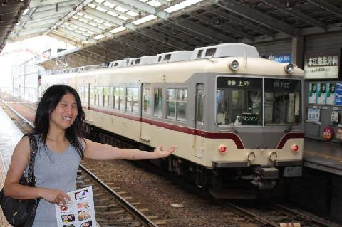 ホームで列車を指し示す旅行者