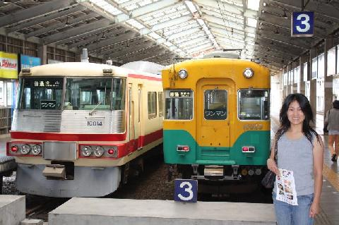 プラットフォームに並ぶ地方列車