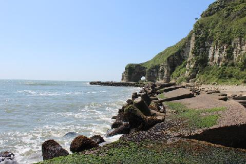 断崖と岩の海岸