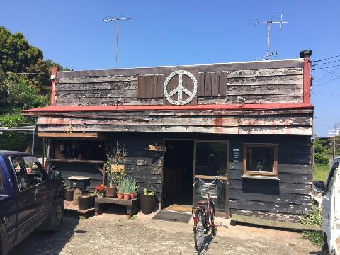 ピースサインのある木造建物