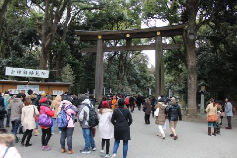 大きな鳥居へ向かう人々