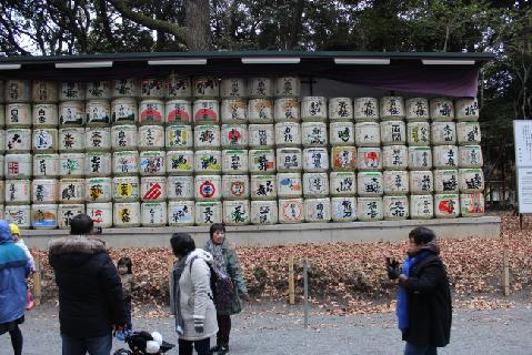 神社の酒樽の壁