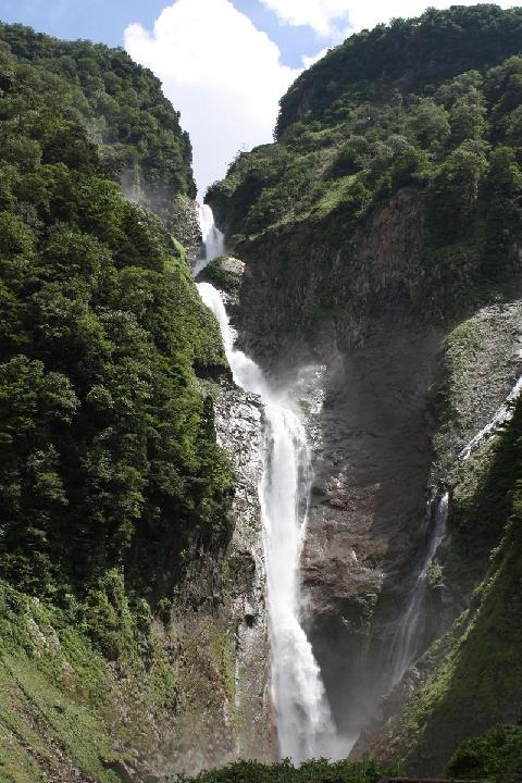 深い谷に落ちる滝