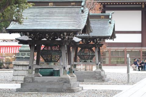 寺の中庭に置かれた香炉のような構造物