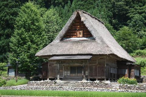 森に近い集落の茅葺き家