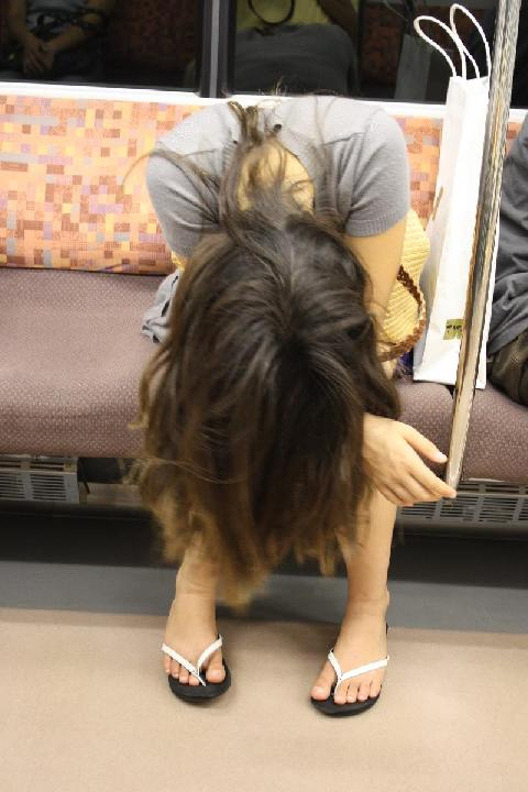 列車内の乗客の姿