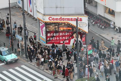 交差点と鮮烈な店舗サイン