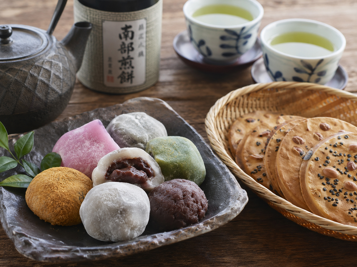 岩手の餅文化と南部せんべい。祝いの餅膳と素朴な粉もの。