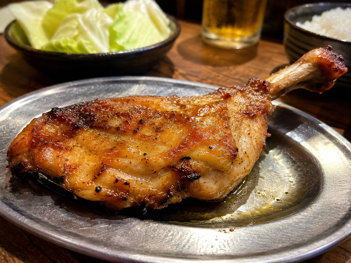 丸亀名物の骨付鳥。スパイスを効かせた骨付き鶏。