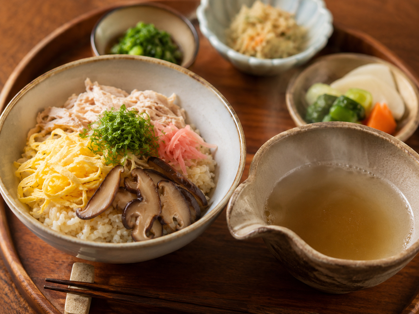 奄美大島の鶏飯。ご飯、鶏肉、錦糸卵、椎茸、薬味に鶏だしをかける。