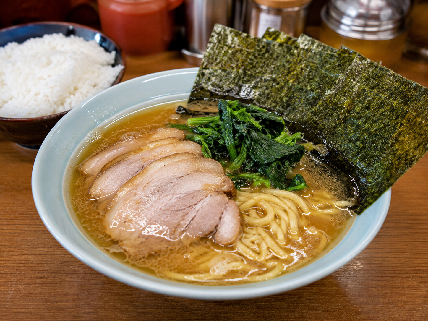 横浜家系ラーメン。豚骨醤油、太麺、海苔、ほうれん草の一杯。