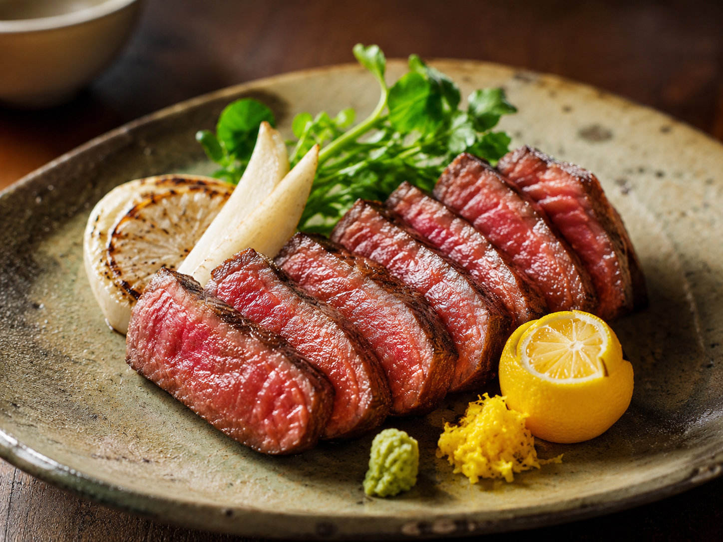 土佐あかうしステーキ。赤身の牛肉とゆずを添えた高知の肉料理。