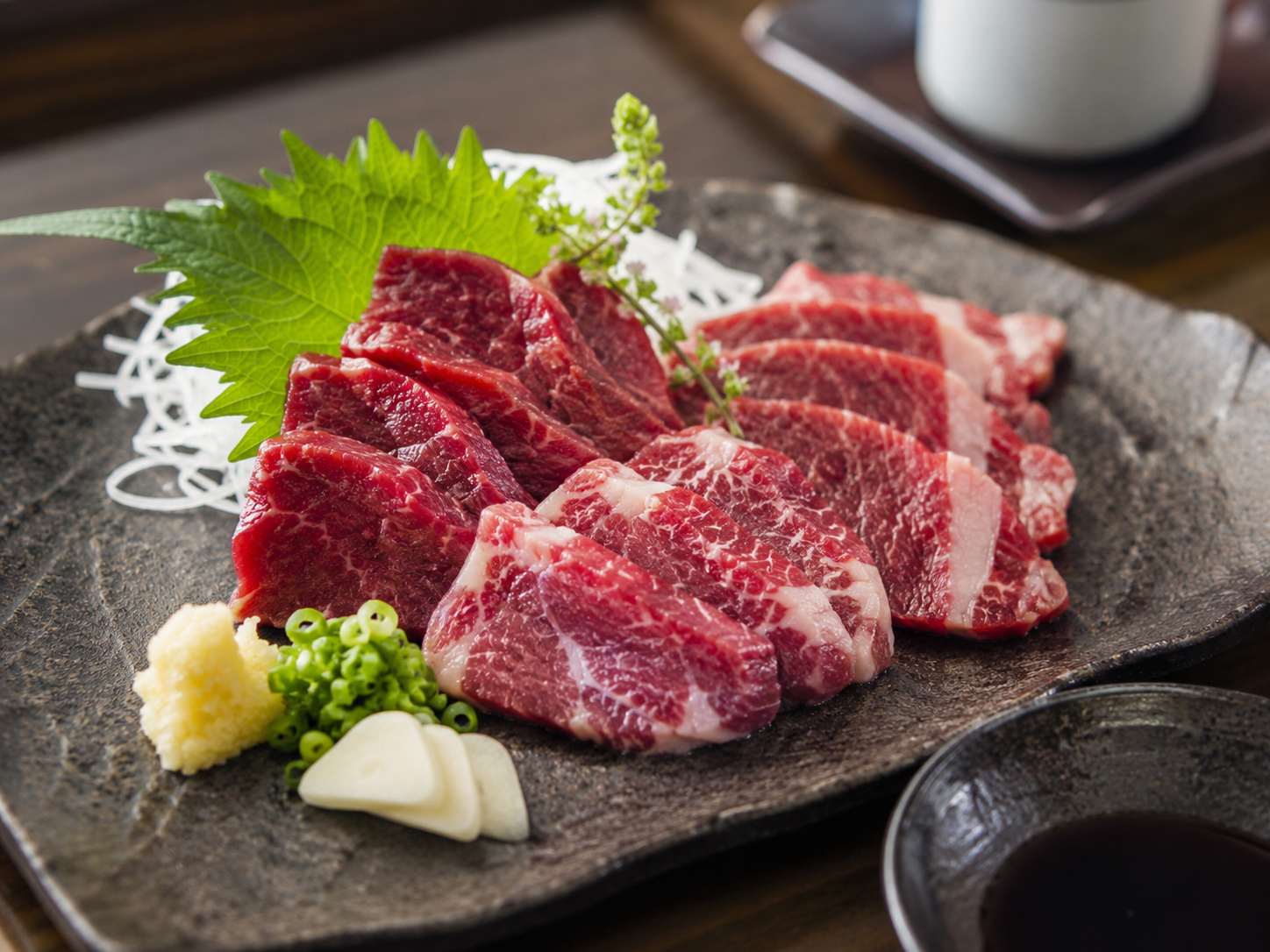 熊本の馬刺し。赤身、霜降り、たてがみ、生姜、にんにく醤油。
