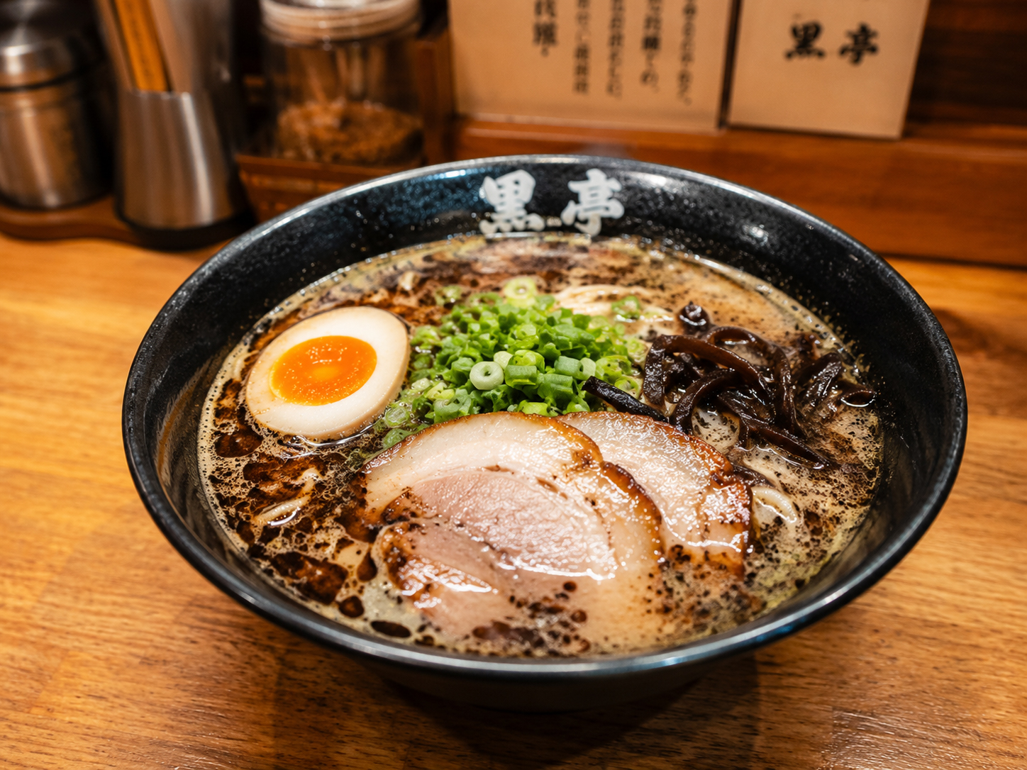 熊本ラーメン。豚骨スープ、焦がしにんにく、チャーシューの一杯。