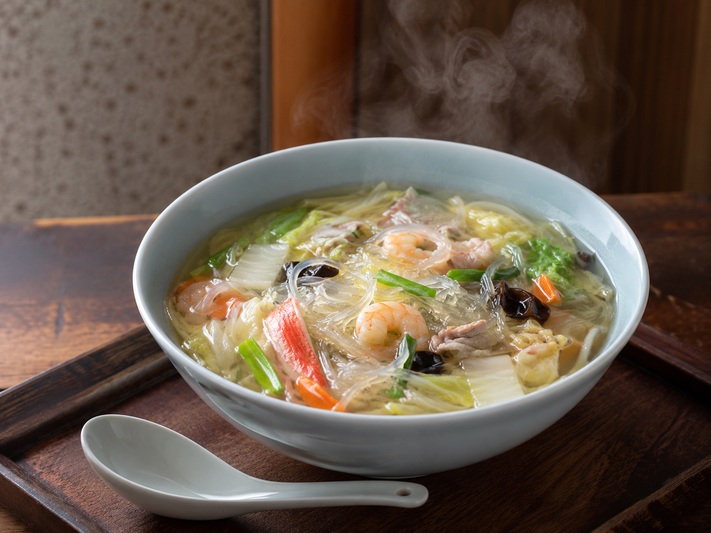 熊本の太平燕。春雨、野菜、海鮮、揚げ卵の中華風スープ麺。