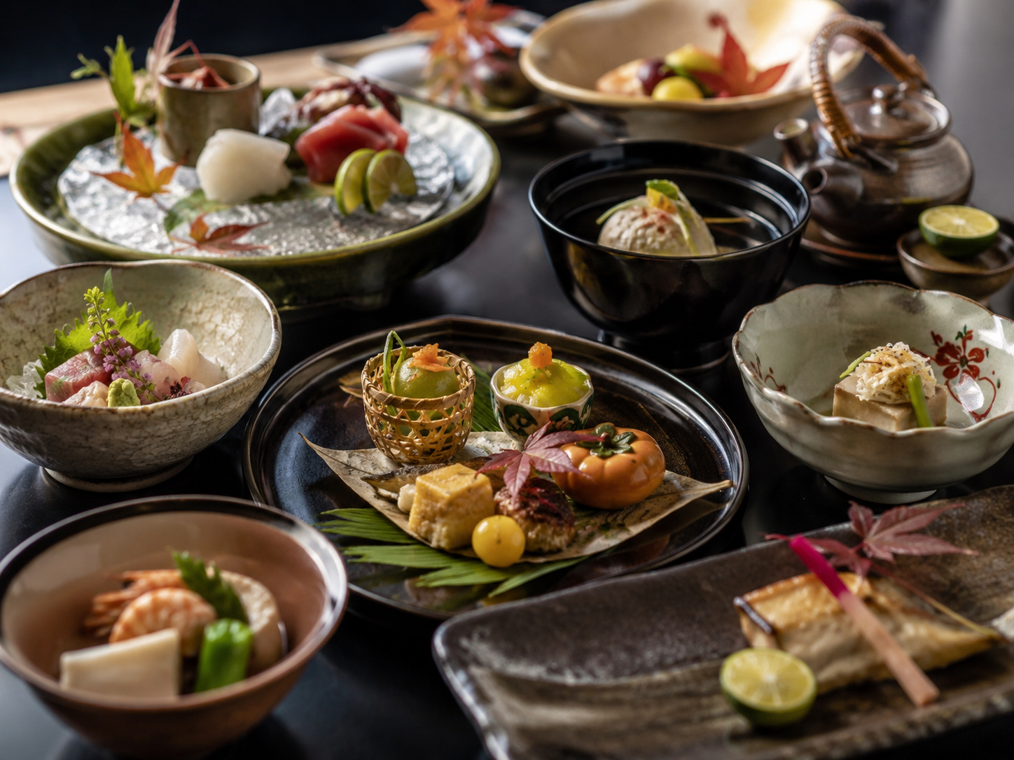 京懐石。季節の器、京野菜、魚、椀物が並ぶ京都料理。