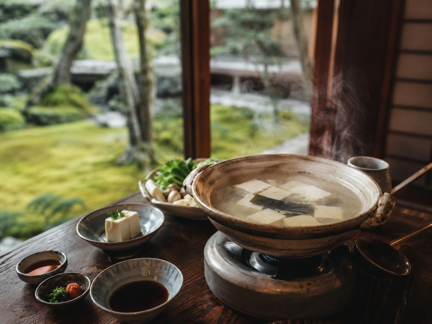 京都の湯豆腐。南禅寺や嵯峨野を思わせる湯豆腐と薬味。