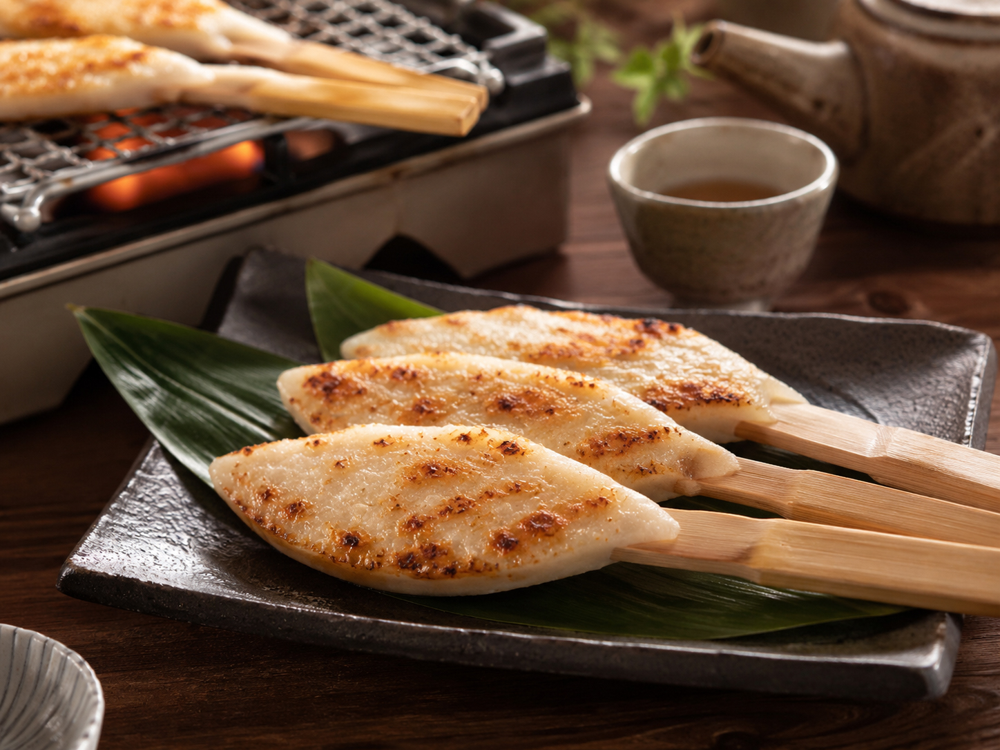 笹かまぼこ。焼きたての笹かま、魚のすり身、仙台土産。