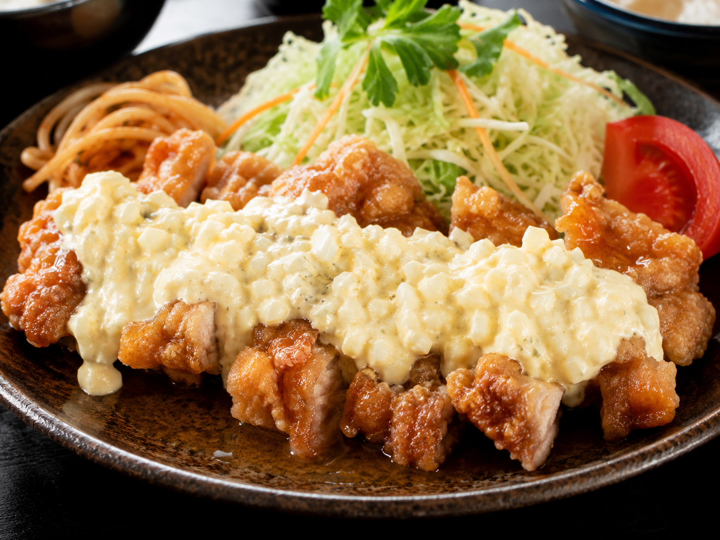 宮崎のチキン南蛮。甘酢にくぐらせた鶏肉とタルタルソース。