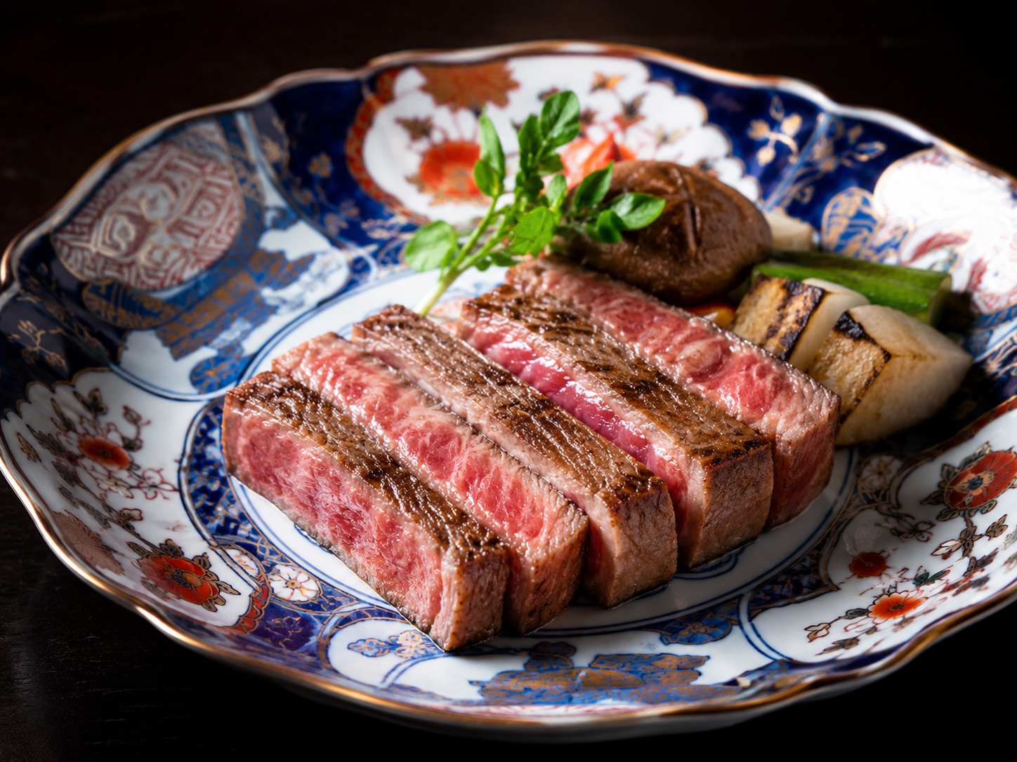 有田焼の皿に盛られた佐賀牛ステーキ。
