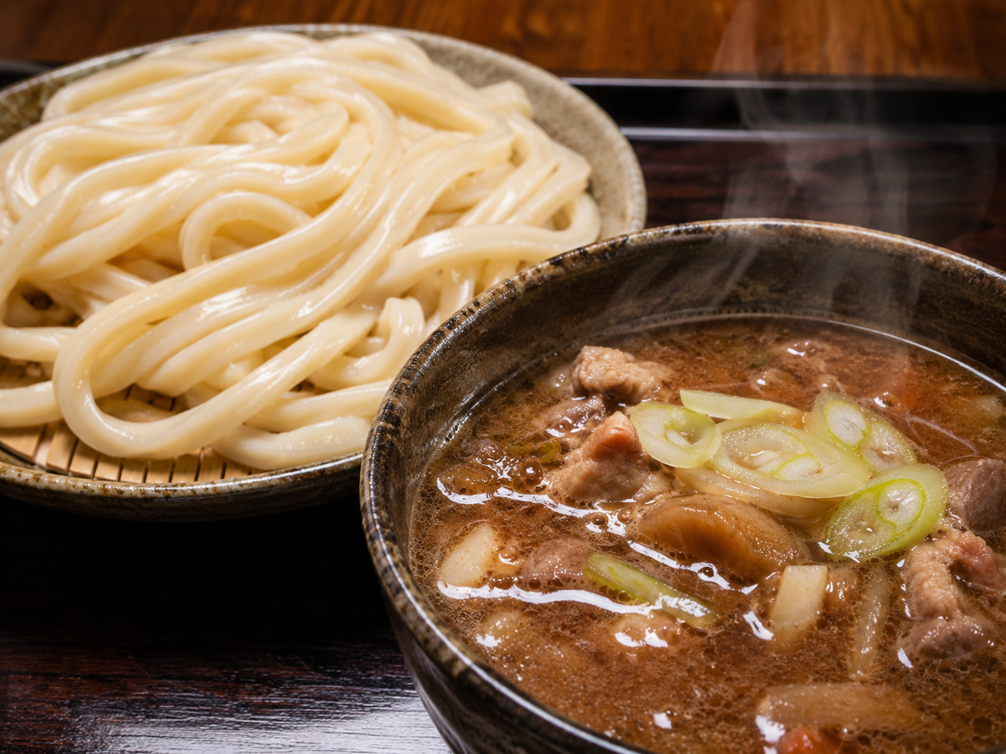 武蔵野うどんと肉汁。太い麺と温かいつけ汁。