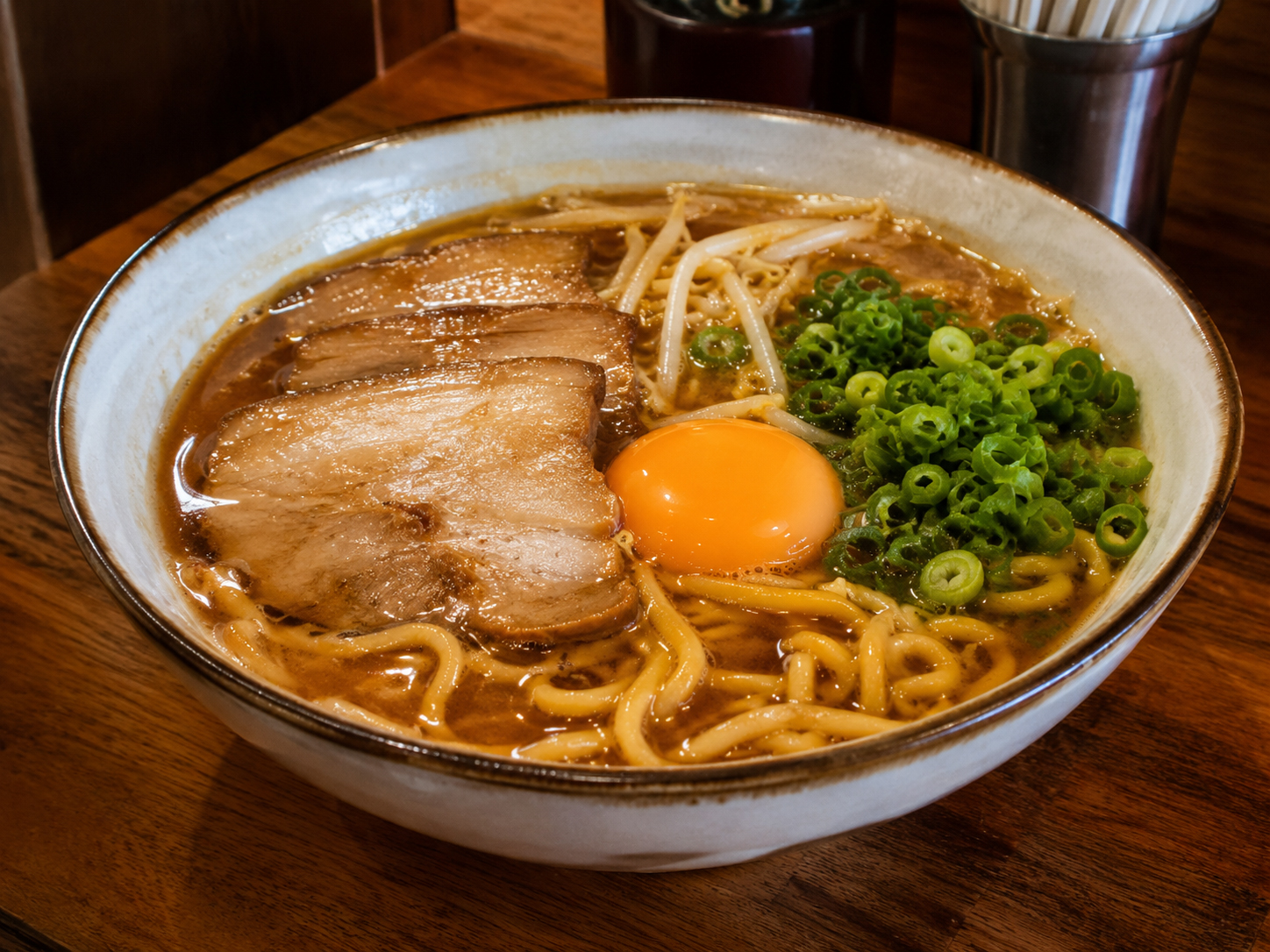 徳島ラーメン、甘辛い豚バラ、生卵、濃い醤油豚骨の一杯。