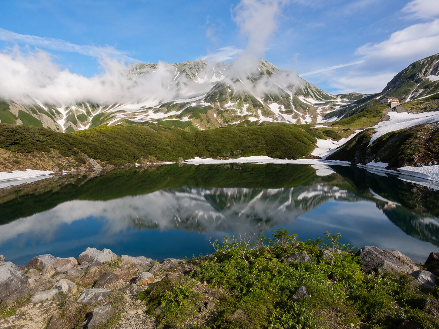 室堂のみくりが池と立山の水