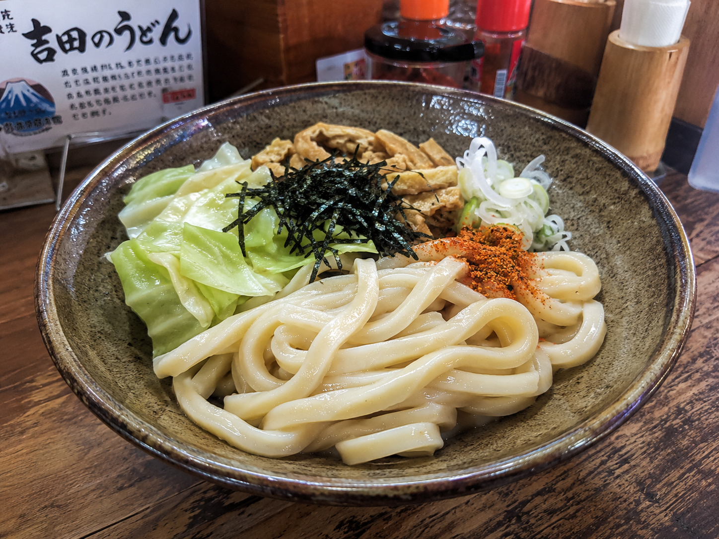 富士吉田の吉田のうどん、硬い麺、キャベツ、すりだね、富士山の水。
